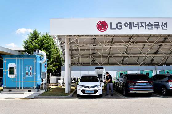 Electric vehicles are being charged from an ESS made of used batteries at LG Energy Solution’s Ochang factory in North Chungcheong. [LG ENERGY SOLUTION]