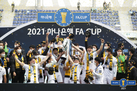 The Jeonnam Dragons celebrate winning the FA Cup after beating Daegu FC 4-3 at DGB Daegu Bank Park in Daegu on Saturday. [NEWS1]