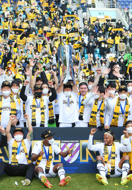 The Jeonnam Dragons celebrate after winning the FA Cup, beating Daegu FC 4-3 at DGB Daegu Bank Park in Daegu on Saturday. [YONHAP]