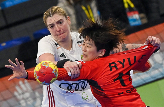 Ryu Eun-hee, right, in action against Szimonetta Planeta of Hungary during the Group Three match between Korea and Hungary at the 2021 World Women's Handball Championship in Granollers, Spain on Sunday. [EPA/YONHAP]
