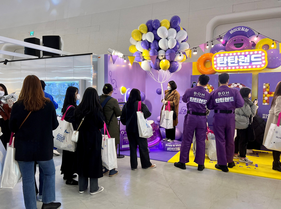 People line up to get gifts at cosmetics company Bioheal BOH's booth at the 2021 Olive Young Awards & Festa on Dec. 10. [LEE TAE-HEE]