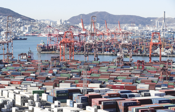 Cargo ready to be exported piled up at a dock in Busan on Monday. Korea's export as of Monday already broke all-time record for the whole year of 2018. [YONHAP] 