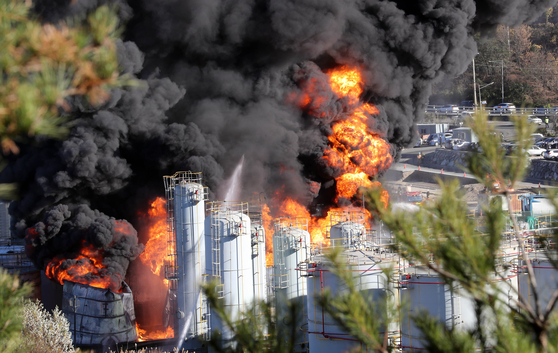 Smoke rises from a petrochemical plant in the Yeosu Industrial Complex in Yeosu, South Jeolla, Monday afternoon. Three workers were found dead in connection with an explosion. [YONHAP]