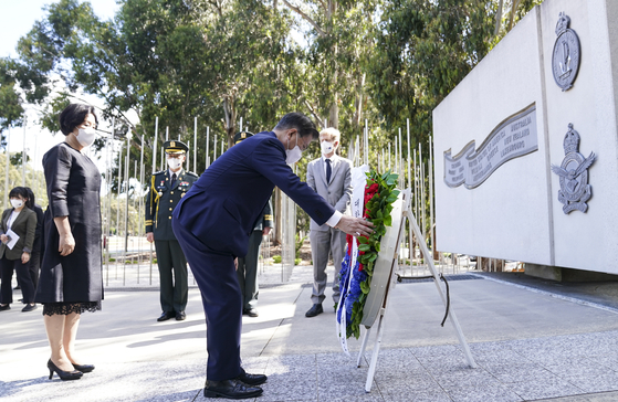 Korean President Moon Jae-in, accompanied by first lady Kim Jung-sook, lays a flower wreath at the Australian National Korean War Memorial in Canberra Monday, as a part of a four-day state visit to Australia. Australia sent around 17,000 troops to fight alongside South Korea during the 1950-53 Korean War. [YONHAP]
