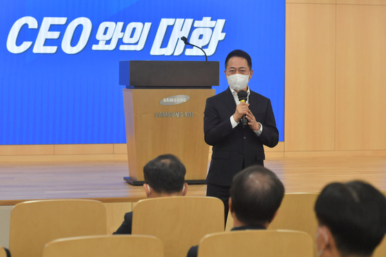 Samsung SDI's new CEO Choi Yoon-ho talks with executives and employees of the company at its Giheung headquarters in Yongin, Gyeonggi on Monday. 
