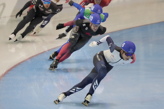 Chung Jae-won, right, leads the pack in the men's mass start race at the ISU World World Cup Long Track in Salt Lake City, USA on Dec. 5. [EPA/YONHAP]
