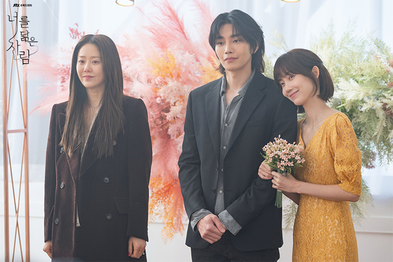 From left, Hee-joo, Woo-jae (played by actor Kim Jae-young) and Hae-won posing for a photo at Woo-jae and Hae-won's wedding. [CHOI SEONG-HYEON STUDIO] 