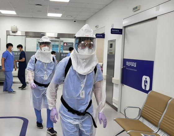 Medical personnel at the Seoul Medical Center's new emergency unit undergo onsite training in Jungnag District, eastern Seoul, Wednesday. [CHOI SEO-IN]