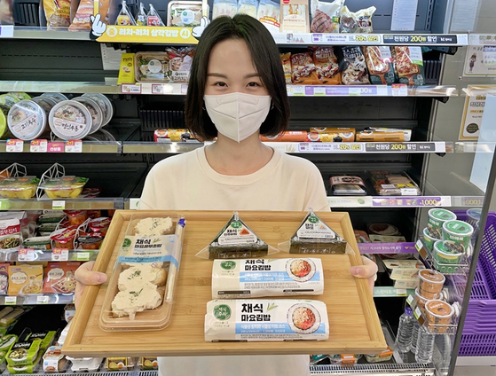A model poses for a photo with CU's vegan products. [BGF RETAIL]