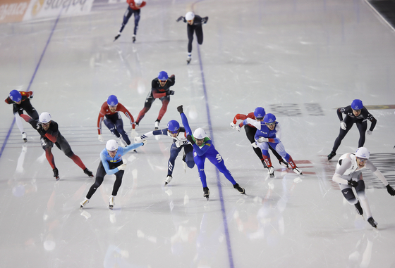 Skaters rush to the finish line in the men's mass start at the ISU World Cup Speed Skating Championships in Calgary, Canada on Saturday. [EPA/YONHAP]