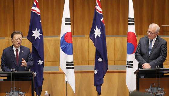 Korean President Moon Jae-in, left, and Australia's Prime Minister Scott Morrison hold a joint press conference after their summit at the Parliament House in Canberra Monday. Moon kicked off a four-day state visit to Australia Sunday. [YONHAP]
