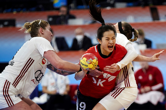 Song Ji-young, center, competes against Hungarian players Szimonetta Regina Planeta, left, and Greta Kacsor during a Group Three match between Korea and Hungary at the 2021 World Women's Handball Championship in Granollers, Spain on Sunday. [EPA/YONHAP]