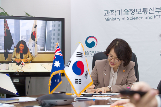 Lim Hye-sook, Minister of Science and ICT, and Melissa Price, the Australian Minister of Industry, Science and Technology, sign an MOU on space technology on Friday through a video call. [MINISTRY OF SCIENCE AND ICT]