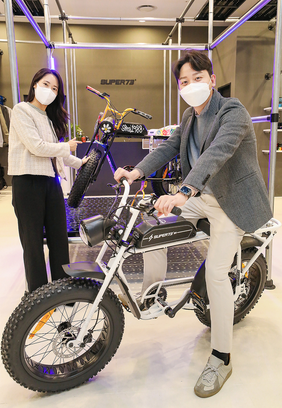 Models ride electric bikes from California-based Super73 at Hyundai Department Store's Pangyo branch in Gyeonggi, on Tuesday. The electric bike maker opened a store at the department store on Tuesday. [HYUNDAI DEPARTMENT STORE]