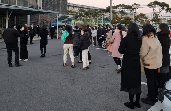 Workers from the Jeju Welcome Center exit their office building as a 4.9-magnitude earthquake struck off Jeju Island Tuesday afternoon. The quake occurred at 5:19 p.m. in waters about 41 kilometers (25 miles) off the island's southwestern city of Seogwipo, according to the Korea Meteorological Administration. No damage has been reported yet. [YONHAP]