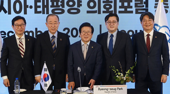 From left, Kim Han-jung, representative of the Democratic Party; Ban Ki-moon, chair of Global Green Growth Institute; Park Byeong-seung, National Assembly speaker and also the chair of the 2021 APPF; Hong Ihk-pyo, representative of the Democratic Party; and Lee Chun-seok, secretary general of the National Assembly, attend the opening ceremony of the 29th Asia-Pacific Parliamentary Forum (APPF) at Conrad Seoul in Yeongdeungpo District, western Seoul, on Tuesday. [JOINT PRESS CORPS]