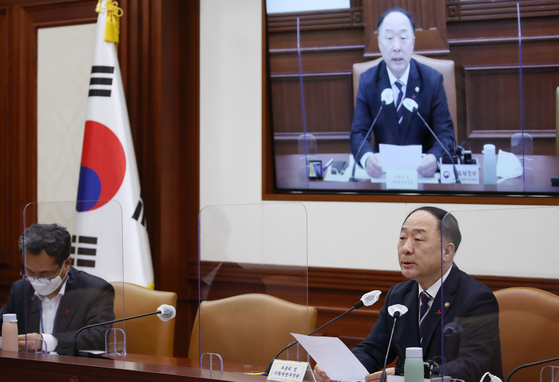 Finance Minister Hong Nam-ki announces the Korean government's decision to start the process in joining the 11-nation multilateral trade pact, CPTPP, during the government meeting held on Monday in Seoul. [YONHAP] 