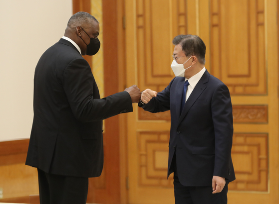U.S. Defense Secretary Lloyd Austin greets President Moon Jae-in at the Blue House during his visit to Korea earlier this month. [YONHAP]
