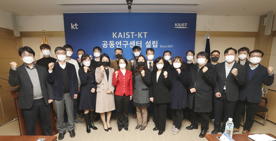 Executives at KT and faculty members of KAIST pose for photo for on Tuesday at KAIST Daejeon campus officially kicking off the partnership between the telecom company and the university. [KT]