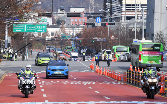 Autonomous vehicles developed by college teams tested on the roads in Mapo, Seoul, on Nov. 29. [YONHAP]