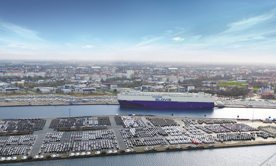 Hyundai Glovis's car carrier Glovis Crown anchored at the port of Bremerhaven in Germany. [HYUNDAI GLOVIS]