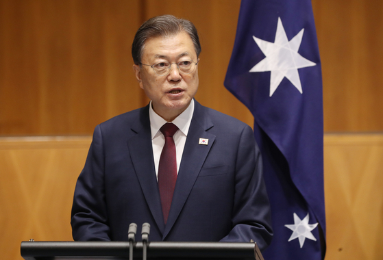 Korean President Moon Jae-in said he is not considering a diplomatic boycott of the Beijing Olympics at a joint press conference with Australian Prime Minister Scott Morrison in Canberra on Monday. [YONHAP]