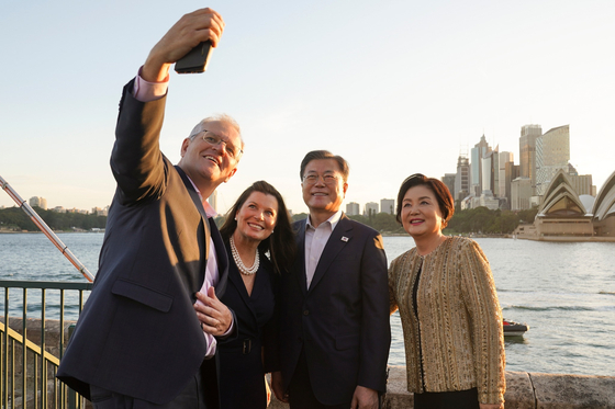 From left, Australia's Prime Minister Scott Morrison, first lady Jennifer Morrison, President Moon Jae-in and first lady Kim Jung-sook, pose for a selfie after their state dinner in Sydney Tuesday. Moon later shared the photo on his Facebook account Wednesday, wrapping up his four-day state trip to Australia. [FACEBOOK] 