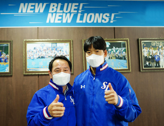 Baek Jung-hyun, right, poses for a photo after signing a four-year deal with the Samsung Lions. [SAMSUNG LIONS]