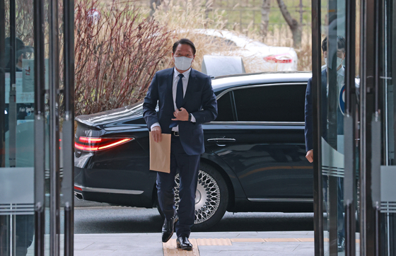 SK Group Chairman Chey Tae-won arrives at the Fair Trade Commission building in Sejong on Wednesday. [YONHAP]