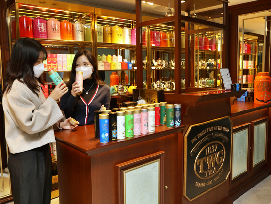 Visitors look at tea at a newly-opened TWG Tea Boutique at a Lotte Department Store branch in Myeong-dong, central Seoul. The store is selling a special Red Christmas Tea in time for the holiday season. TWG is a luxury Singaporean teahouse chain. [LOTTE DEPARTMENT STORE]