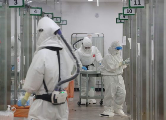 Medical workers in protective gear work at an intensive care unit at Osan Hankook Hospital, a medical facility only for Covid-19 patients in Osan, Gyeonggi, on Wednesday. [NEWS1]