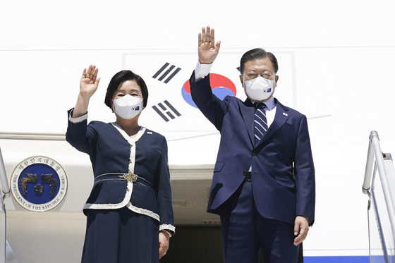President Moon Jae-in and first lady Kim Jung-sook wave goodbye before departing Sydney on Air Force One Wednesday, concluding their four-day state visit to Australia. [YONHAP] 