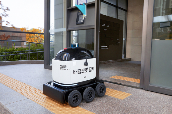 Woowa Brothers, operator of food delivery app Baedal Minjok, said Wednesday that it has initiated a door-to-door delivery service by utilizing its autonomous robot Dilly Drive at an apartment complex in Suwon, Gyeonggi. [WOOWA BROTHERS] 