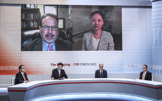 Michael Green, left, Center for Strategic and International Studies (CSIS) senior vice president for Asia and Japan chair, and Bonny Lin, CSIS senior fellow for Asian security and director of the China Power Project, join in virtually for the first session of the JoongAng Ilbo-CSIS Forum 2021 at the JTBC Studio in Ilsan, Gyeonggi, Tuesday. [KIM SEONG-RYONG]