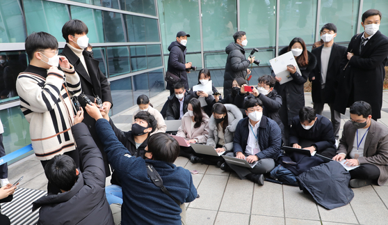 Students who filed for an injunction against the Korea Institute for Curriculum and Evaluation answer reporters' questions Wednesday in front of the Seoul Administrative Court in Seocho District, southern Seoul, after the court ruled in their favor and canceled a question on the college entrance exam for being erroneous. [YONHAP]