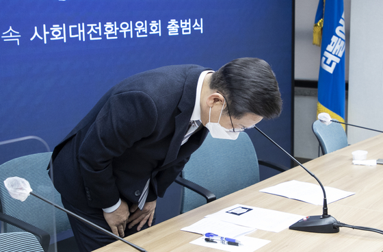 Democratic Party presidential candidate Lee Jae-myung bows his head in apology for his son's illegal gambling habit at the party headquarters in Yeouido, western Seoul, on Thursday. [YONHAP]
