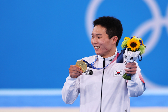 Shin Jae-hwan celebrates winning the gold medal in the men’s individual competition at the 2020 Tokyo Olympics on Aug. 1 in Tokyo. [JOINT PRESS CORPS]