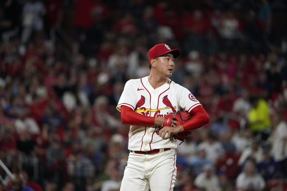 Kim Kwang-hyun, then of the St. Louis Cardinals, pauses on the mound before throwing the first pitch in the sixth inning of a game against the Chicago Cubs in St. Louis, Missouri on Oct. 2. [AP/YONHAP]