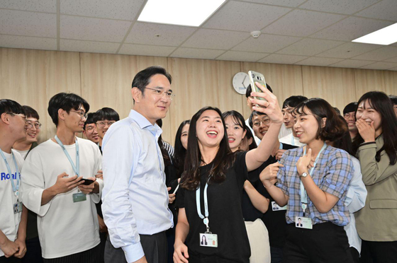  Samsung Electronics Vice Chairman Lee Jae-yong poses for a selfie with trainees at the Samsung SW Academy for Youth (SSAFY), an education center in Gwangju, August 20, 2019. [SAMSUNG ELECTRONICS]