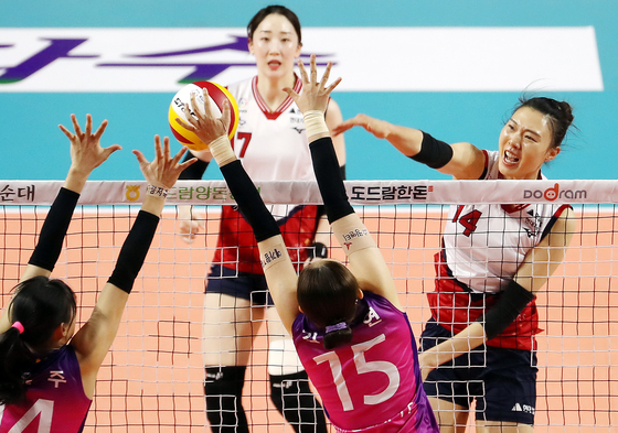 Yang Hyo-jin of Suwon Hyundai Engineering & Construction Hillstate, right, plays the ball against Incheon Heungkuk Life Insurance Pink Spiders at Samsan World Gymnasium in Incheon on Tuesday. [YONHAP]