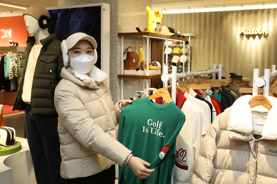 Model poses with winter season golf wear at Lotte Department Store [LOTTE DEPARTMENT STORE] 
