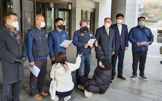 Hyundai Heavy Industries workers speak during a press conference in front of the Supreme Court on Dec. 16. [YONHAP] 