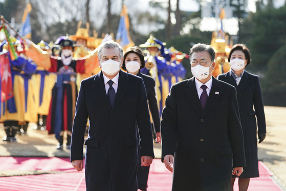 Korean President Moon Jae-in, right, and Uzbek President Shavkat Mirziyoyev walk toward their summit meeting at the Blue House after a welcome ceremony in central Seoul on Friday. The two leaders agreed to strengthen cooperation on rare metal supply chains and on developing renewable energy sources. They also discussed health care cooperation and pushed for a bilateral FTA. They later held a state dinner. Mirziyoyev concluded his three-day state visit to Korea Saturday. [JOINT PRESS CORPS]