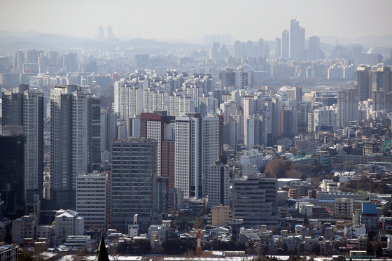 Korea had the fastest rising home prices in the third quarter, according to Knight Frank on Saturday. Seoul's apartment complexes and houses are in view in this photo taken on Sunday at Namsan, central Seoul. [YONHAP]