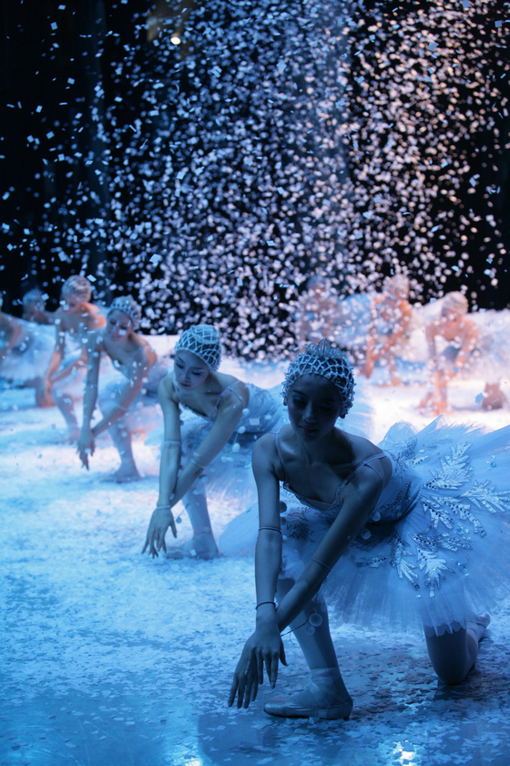 The famous Wals of the Snowflakes scene in "The Nutcracker" presented by the Universal Ballet Company. [KIM KYOUNG-JIN]