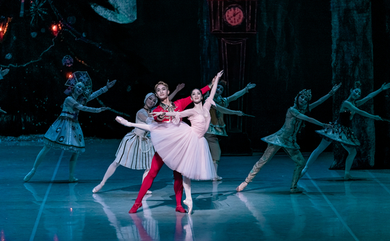 The Korean National Ballet's "The Nutcracker" has adapted Russian choreographer Yuri Grigorovich's version of the Bolshoi Ballet. [KNB]