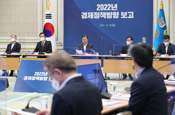 In a meeting with President Moon Jae-in at the Blue House on Monday, the government laid out next year's economic growth target. The government aims for 3.1 percent growth in 2022. [YONHAP]