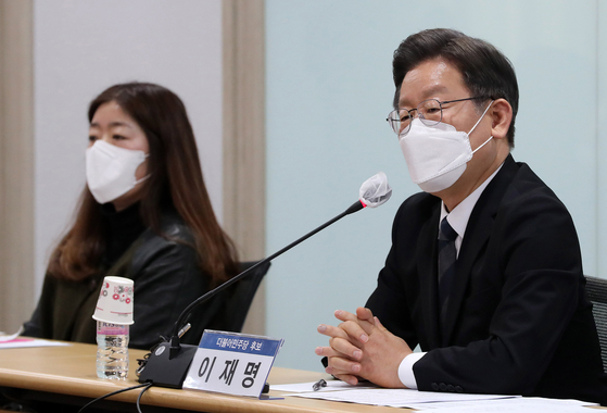 Lee Jae-myung, the ruling Democratic Party’s presidential candidate, speaks with small business owners and self-employed merchants at a meeting hosted by the Korea Federation of SMEs in Yeouido, western Seoul, on Monday. [NEWS1]