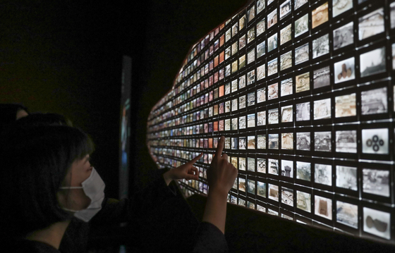The exhibit allows visitors to view the archived photographs of the past 30 years of restoration work. [YONHAP]