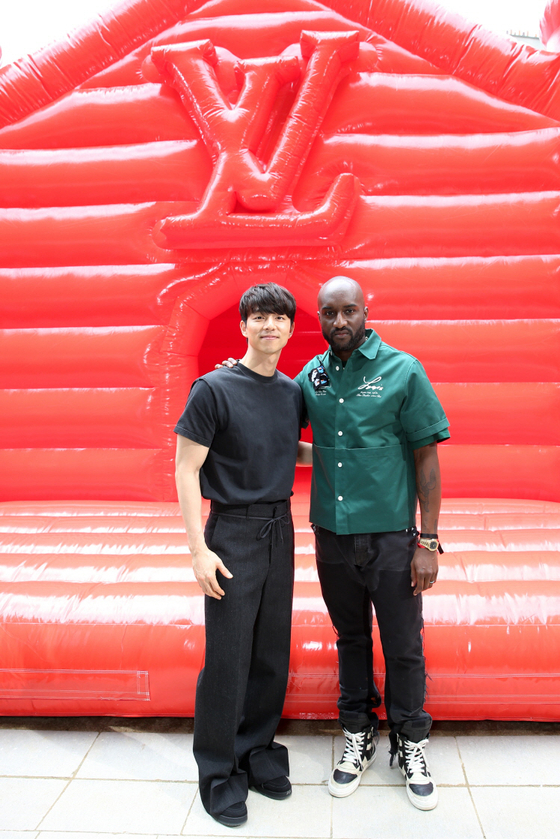 Virgil Abloh (1980-2021), right, the creative artistic director of Louis Vuitton (LVMH), poses with a Korean model in 2019. [LOUIS VUITTON]